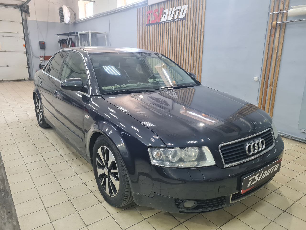 Перетяжка потолка Audi A4 в Алматы