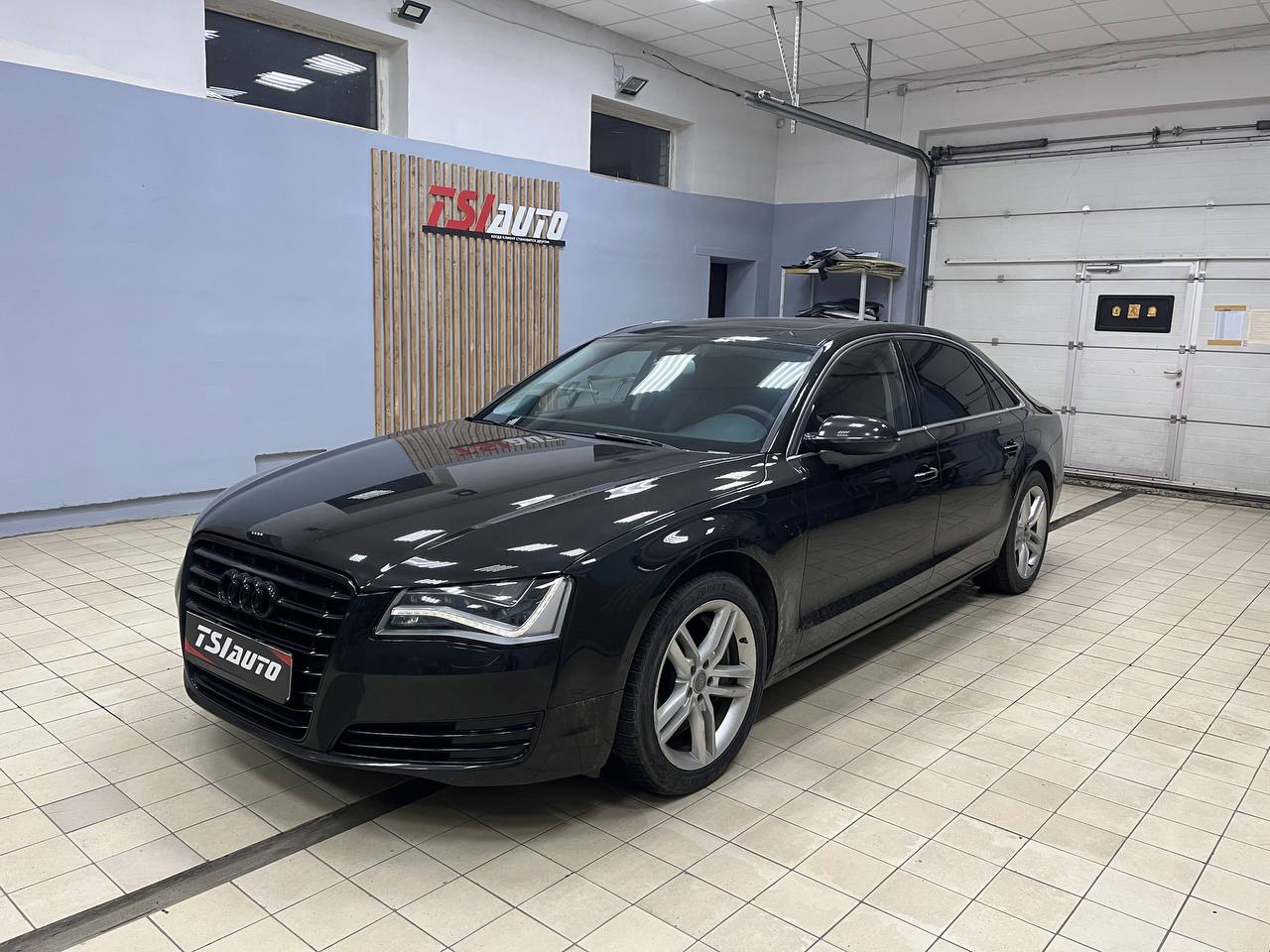 Контурная подсветка салона Audi A8L с управлением фото и цена установки