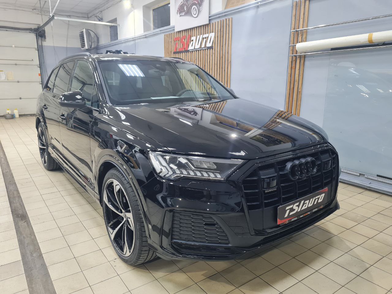 Оклейка полиуретановой пленкой Audi Q7 в Алматы