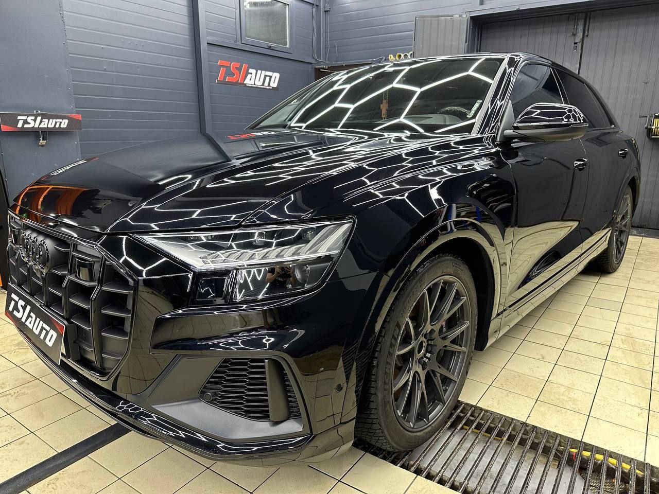 Оклейка бронепленкой Audi SQ8 в Алматы
