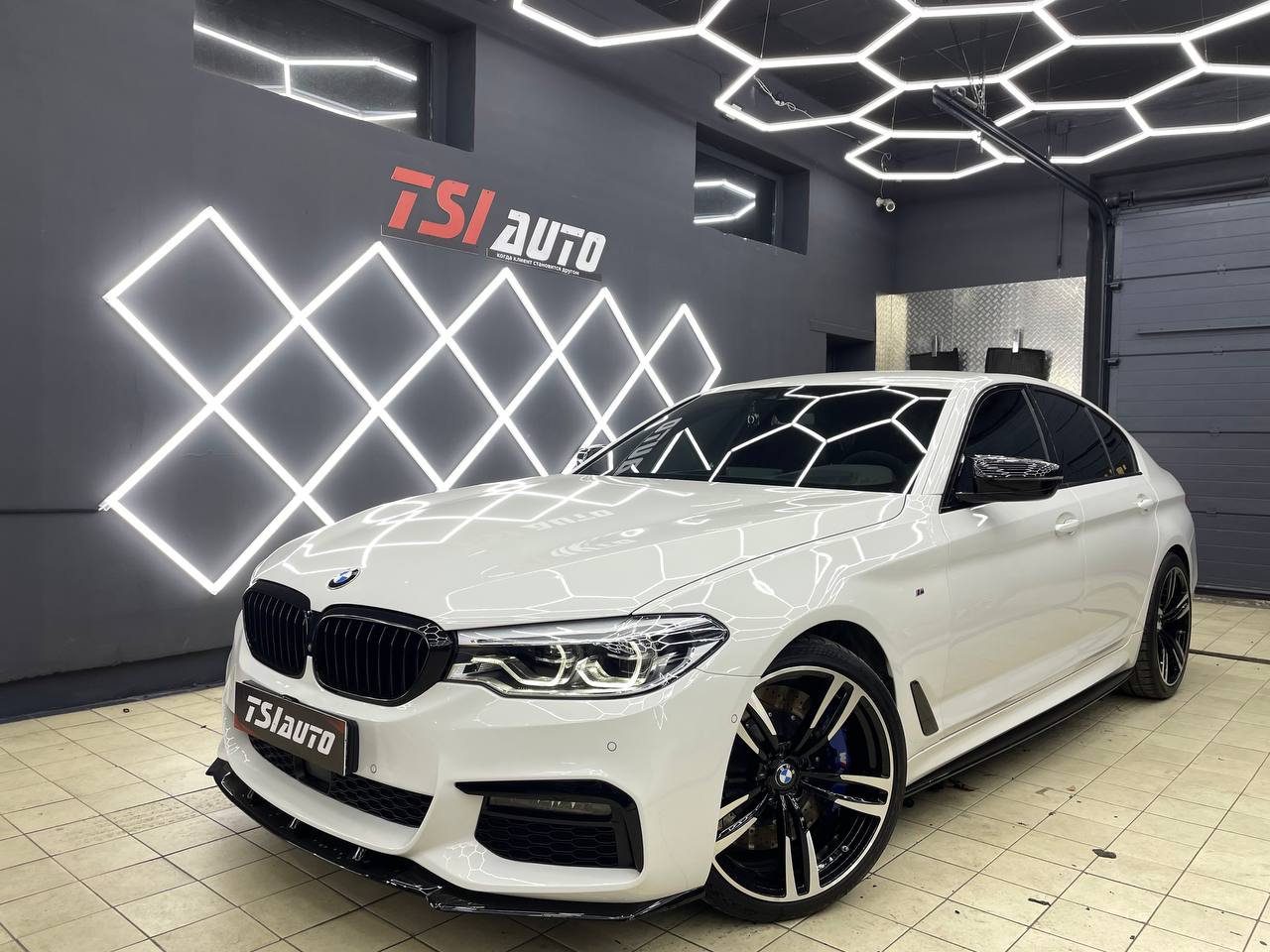 Шумоизоляция дверей и пола в салоне BMW 5 в Алматы