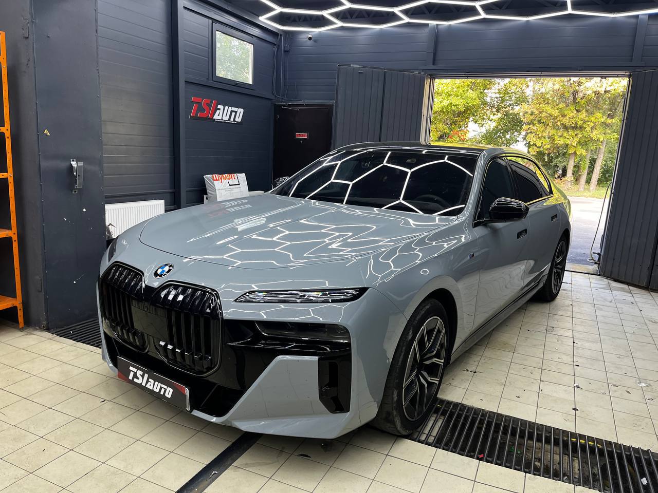 Шумоизоляция арок BMW 7 G70 в Алматы