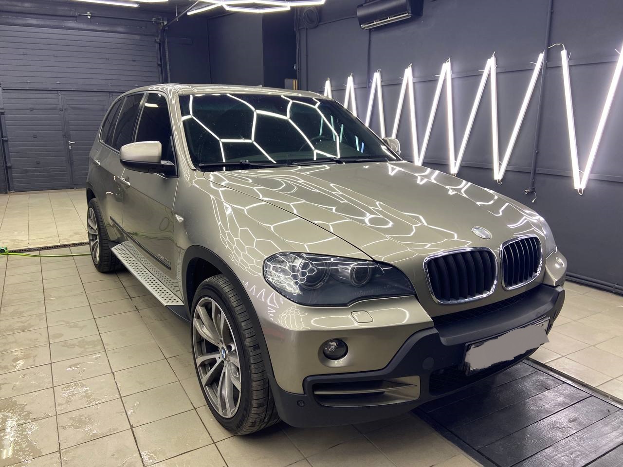 BMW X5 полировка задних фонарей пленкой в Алматы - фото и цены