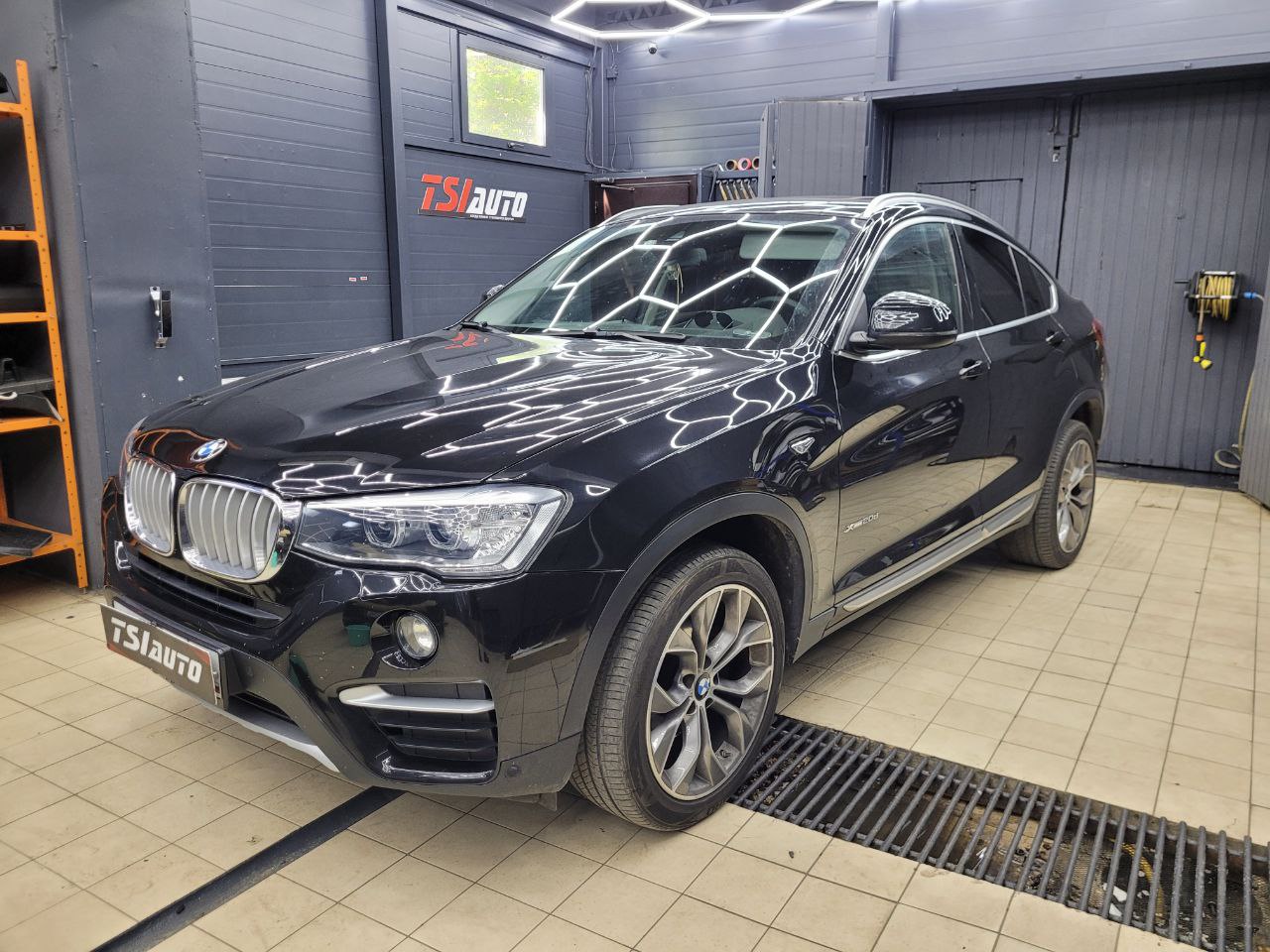 BMW X6 установка подсветки салона в Алматы