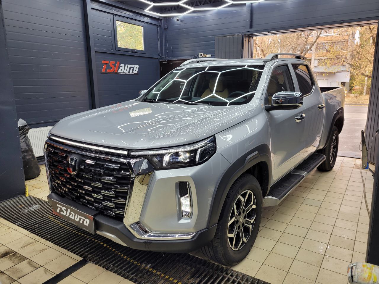 Оклейка защитной полиуретановой пленкой фар Changan Hunter Plus фото и цены