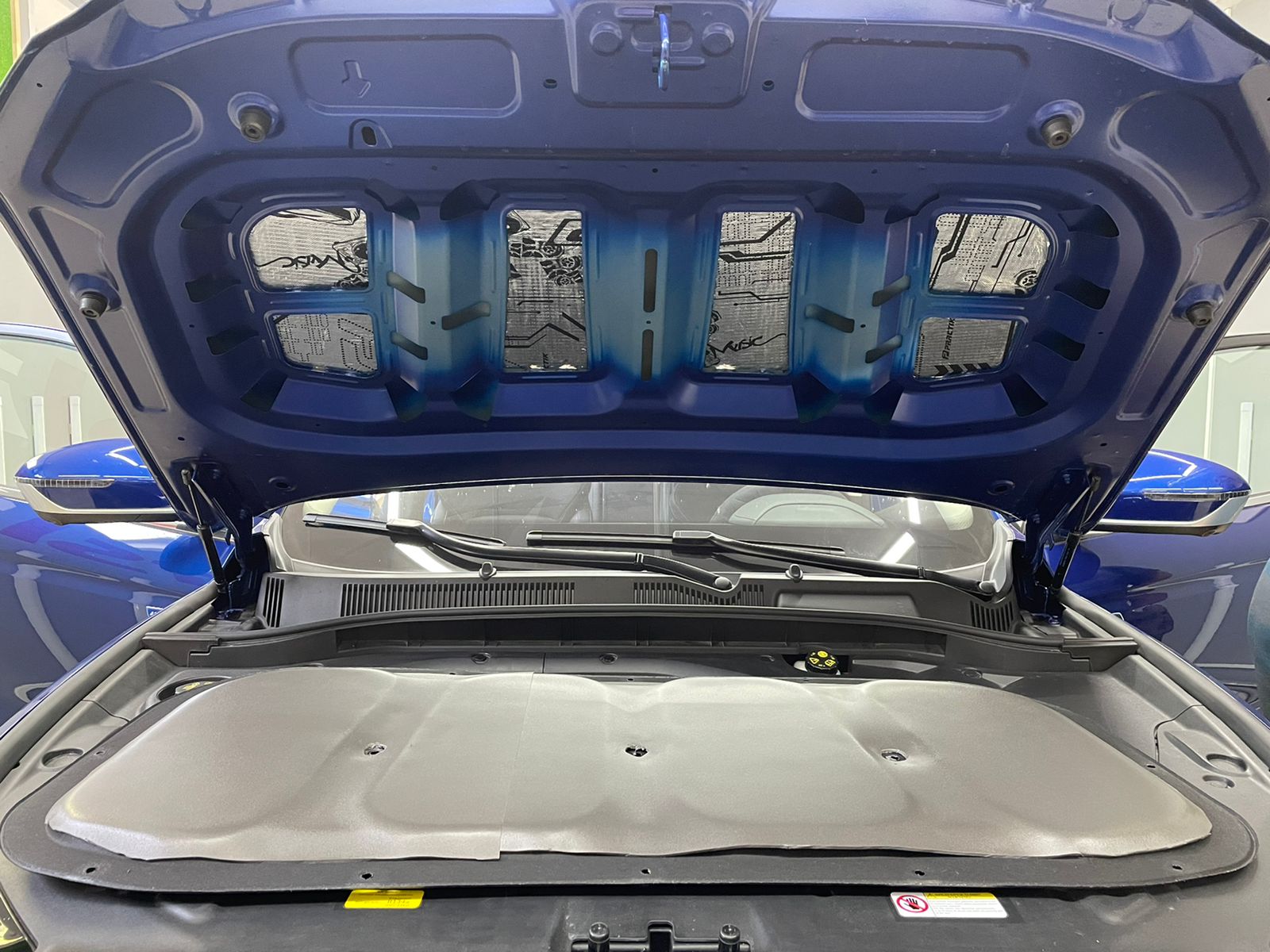 крышка капота шумоизоляция Geely Atlas Pro 1 слой вибро и шумо теплоизоляция на штатную обивку