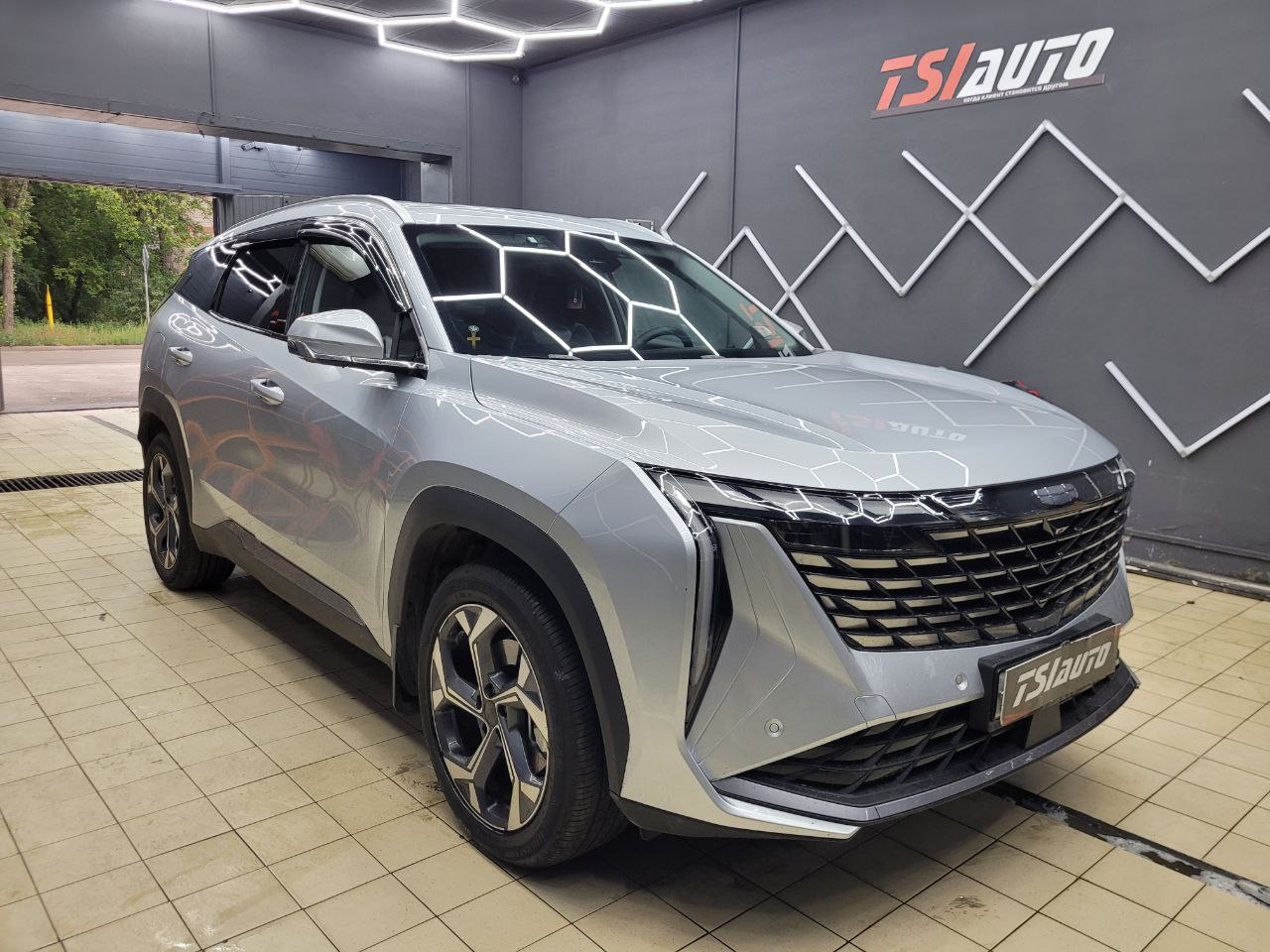 Оклейка защитной пленкой кузова Geely Atlas фото и цены