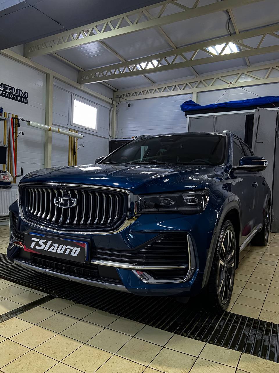 Geely Monjaro установка подсветки салона в Алматы