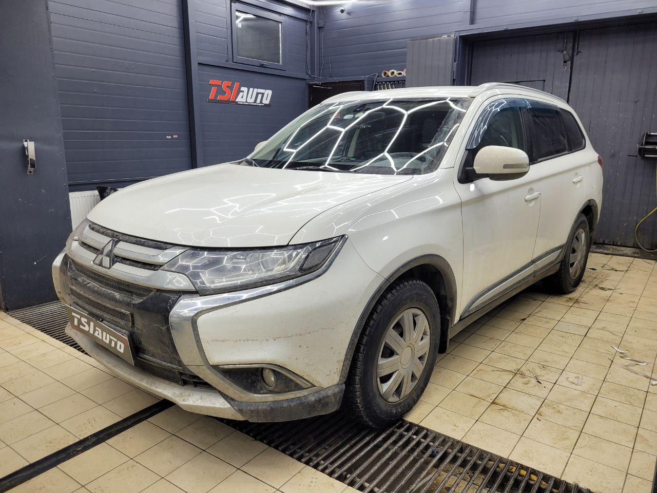 Замена головного устройства и установка камеры Mitsubishi Outlander XL в Алматы