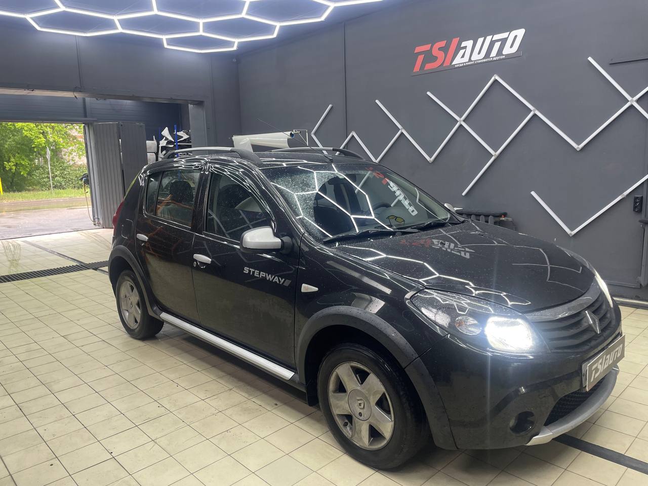 Замена головного устройства Renault Sandero в Алматы