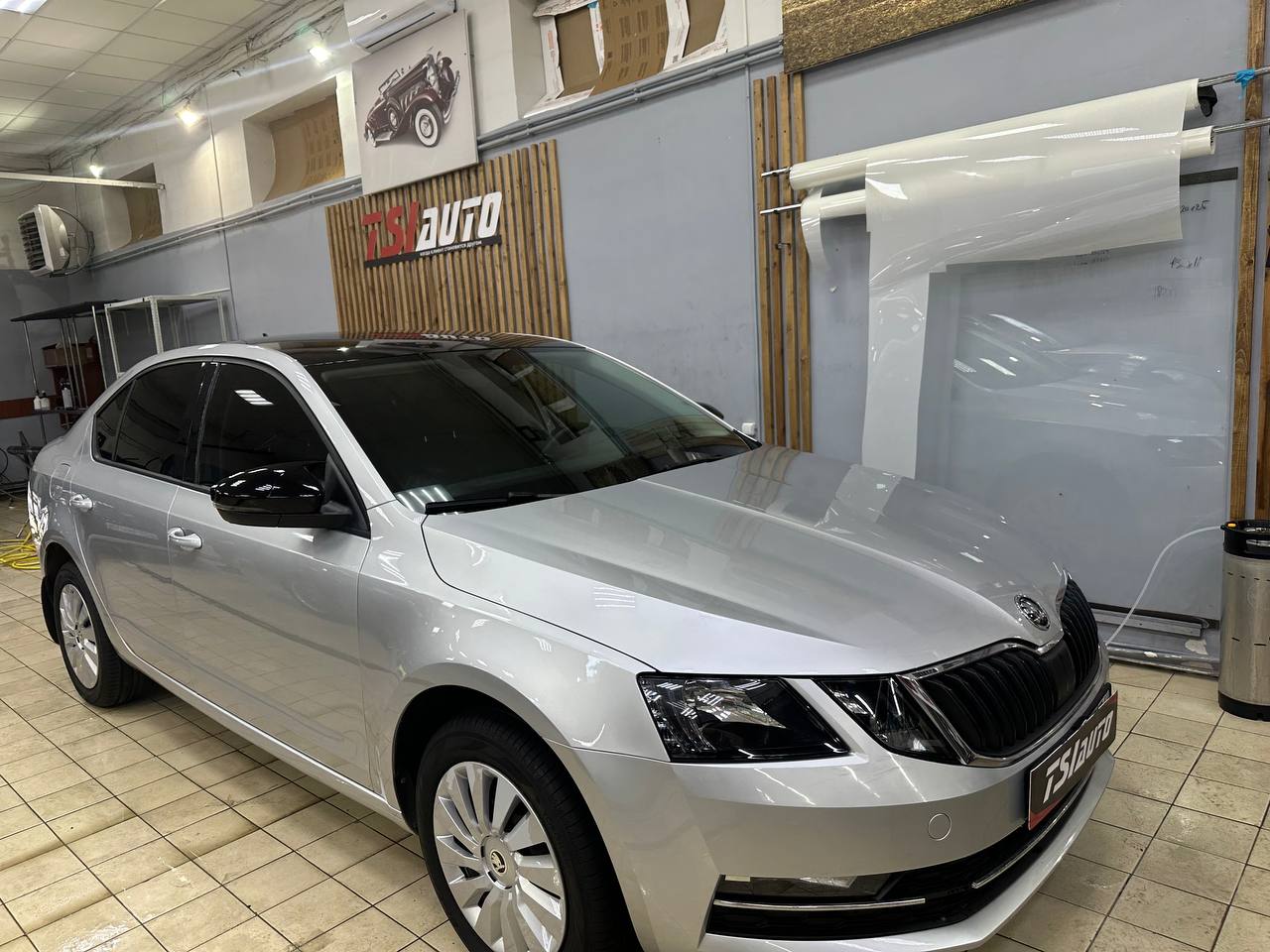 Оклейка пленкой фонарей и крыши Skoda Octavia A7 фото и цены в Алматы