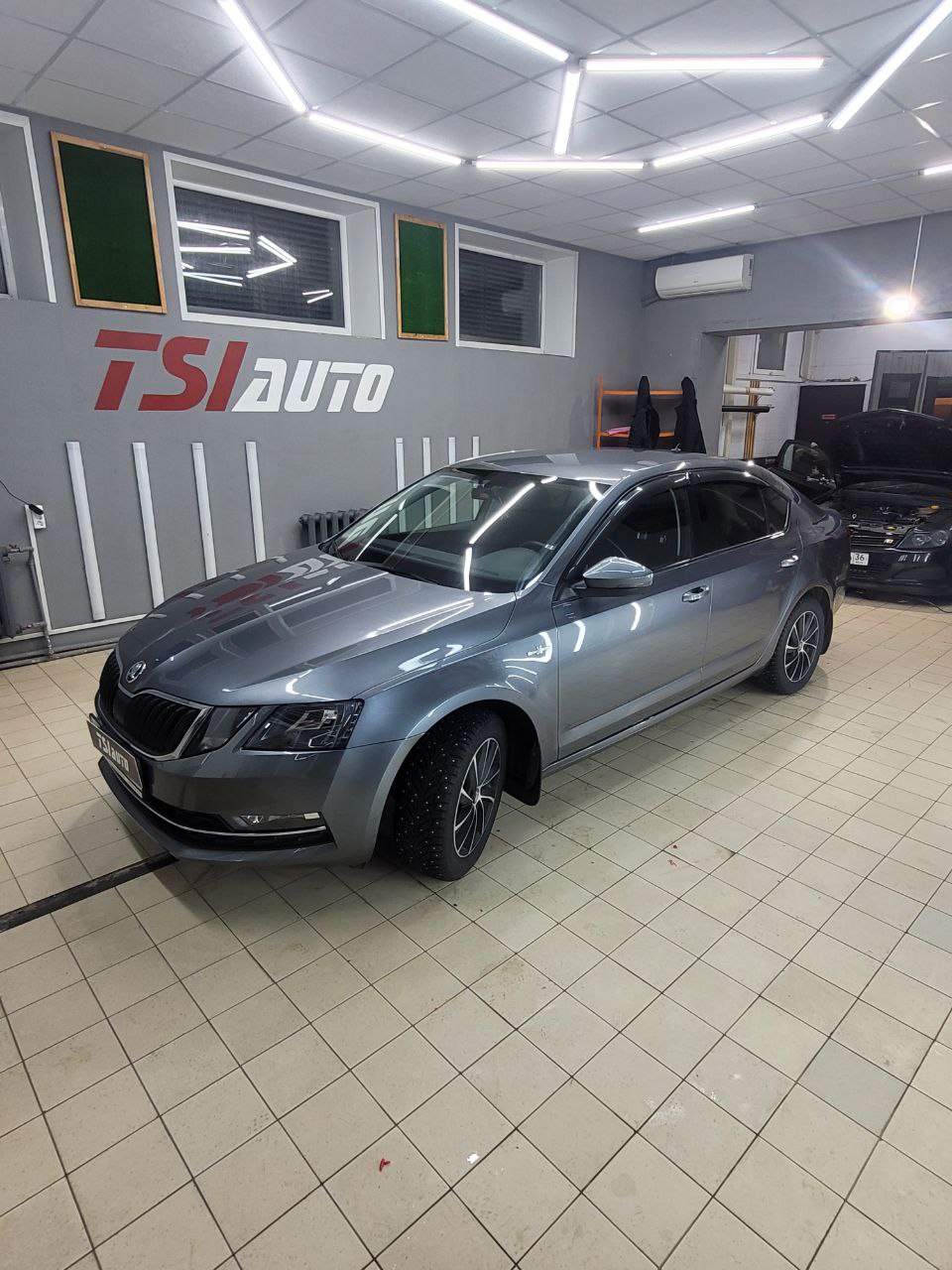 Оклейка защитной пленкой кузова Skoda Octavia A7 фото и цены