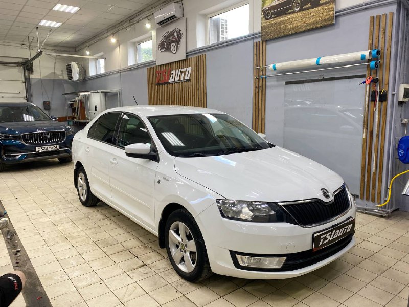 Skoda Rapid установка усилителя и динамиков в Алматы