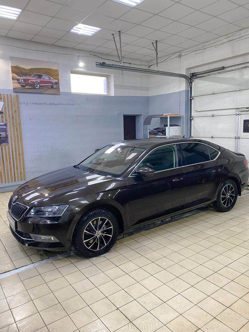 Skoda Superb оклейка бронепленкой в Алматы
