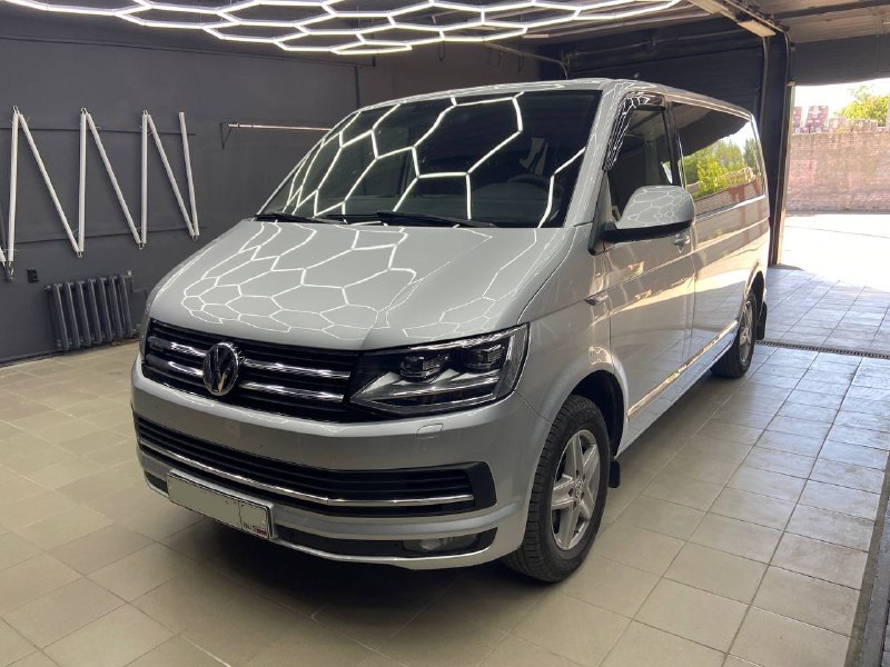 Volkswagen Caravelle установка усилителя и динамиков в Алматы