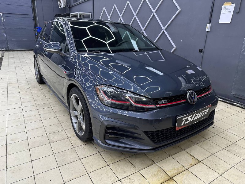 Химчистка Volkswagen Golf GTI и мойка двигателя в Алматы