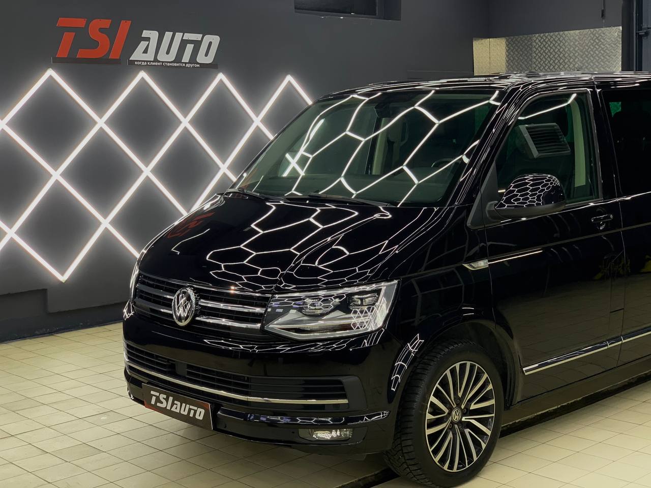 Volkswagen Multivan полировка и нанесение керамики в Алматы