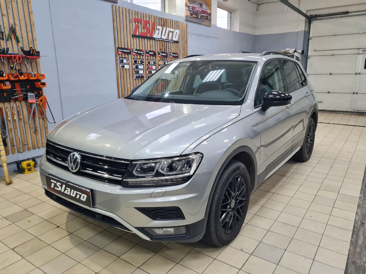 Перетяжка дверных карт и подлокотника Volkswagen Tiguan
