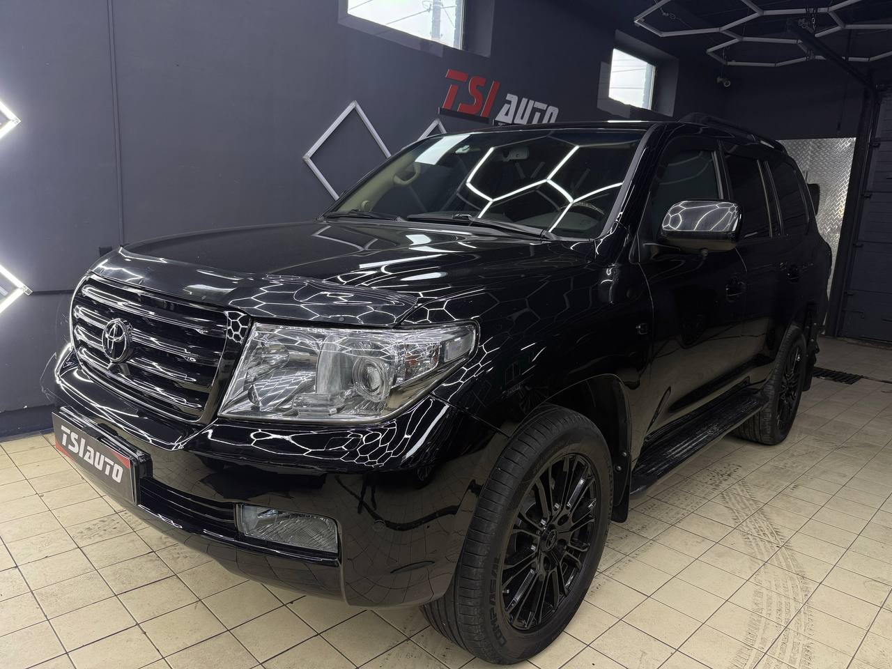 Оклейка защитной пленкой кузова Toyota Land Cruiser 200 фото и цены
